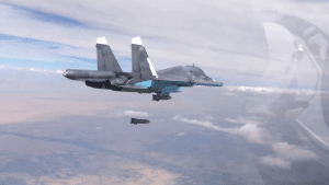 מטוס סוחוי Su-34 מפציץ עמדות המדינה האסלאמית במחוז א-רקה