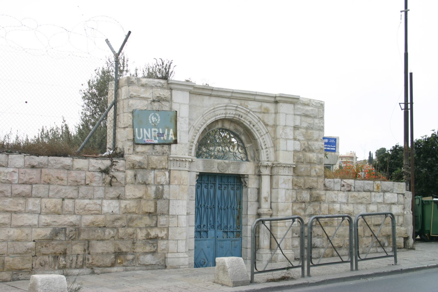 כדי להשיג שלום יש לדחוק את עבאס ולסגור את אונר"א