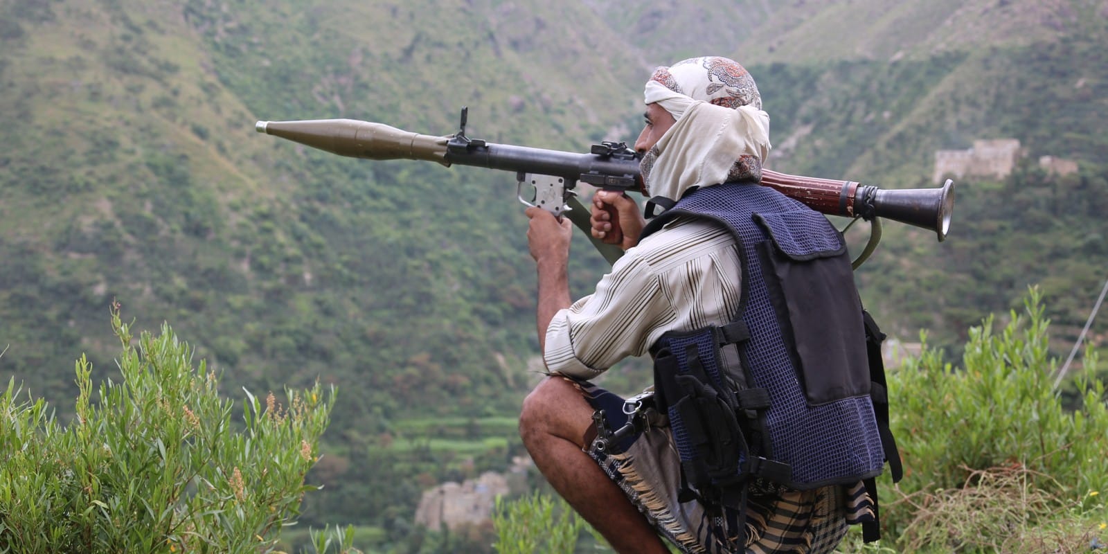 Soldier fighting in the ranks of the legitimate army against Al-Houthi militia in Taiz City .